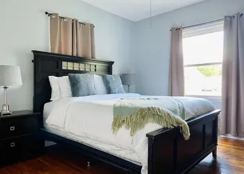 Green Roof Inn - Centrally Located 2BR/1BA Home hotel thumbnail 5