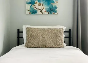 Green Roof Inn - Centrally Located 2BR/1BA Home hotel thumbnail 6
