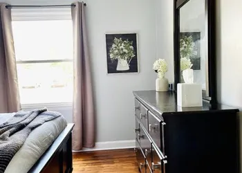 Green Roof Inn - Centrally Located 2BR/1BA Home hotel thumbnail 7