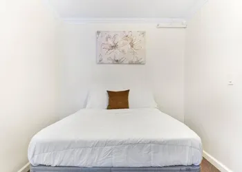 New! Bright and stylish Apt in Niagara Falls hotel thumbnail 3