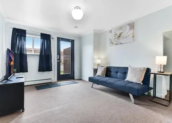 New! Bright and stylish Apt in Niagara Falls hotel thumbnail 5