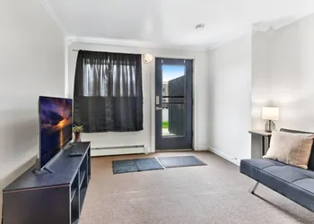 New! Bright and stylish Apt in Niagara Falls hotel thumbnail 8