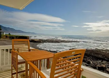 Deluxe Suite w Kitchen at the Black Sands Inn hotel thumbnail 4