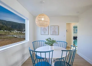 Deluxe Suite w Kitchen at the Black Sands Inn hotel thumbnail 6