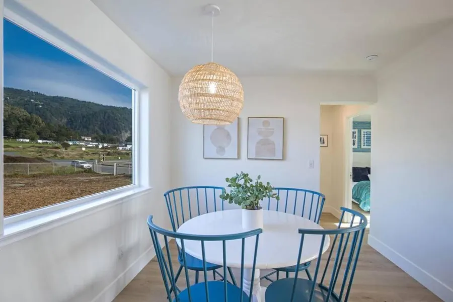 Deluxe Suite w Kitchen at the Black Sands Inn hotel detail image 6