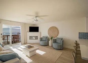 Deluxe Suite w Kitchen at the Black Sands Inn hotel thumbnail 7