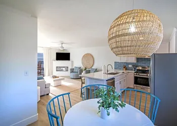 Deluxe Suite w Kitchen at the Black Sands Inn hotel thumbnail 8