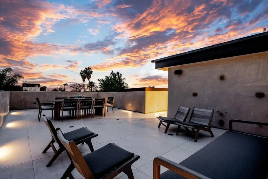 Modern Resort-Style Home in West Hollywood hotel detail image 2