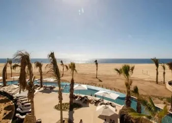 Oceanfront Penthouse hotel thumbnail 3