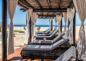 Oceanfront Penthouse hotel thumbnail 4