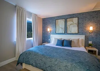 Newly Remodeled Oceanfront Mini Suite at the Black Sands Inn hotel thumbnail 5