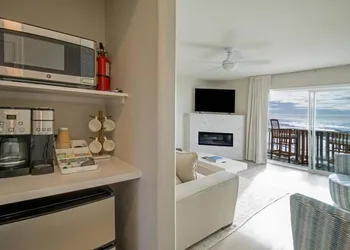 Newly Remodeled Oceanfront Mini Suite at the Black Sands Inn hotel thumbnail 8