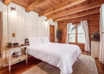 Fishing Lodge! 4 Queens 6 Twins 8 acres 3 Stocked Ponds Hot Tub Arcade hotel thumbnail 6