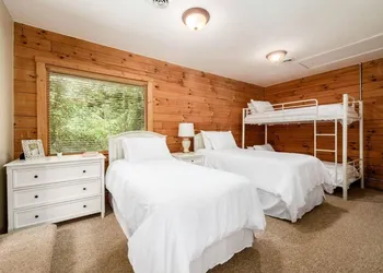 Fishing Lodge! 4 Queens 6 Twins 8 acres 3 Stocked Ponds Hot Tub Arcade hotel thumbnail 8