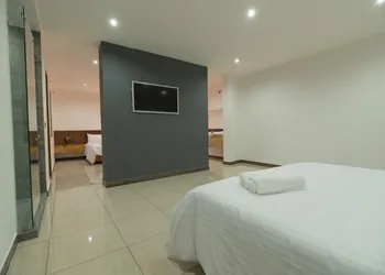 Hotel Hell Blue hotel thumbnail 6