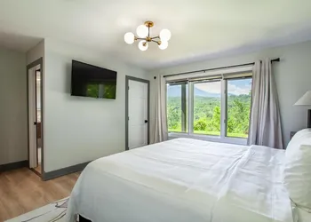 Mountain Nature Retreat -Hot Tub Sauna Game Room hotel thumbnail 2