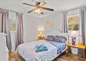 Beachy Getaway - Cozy and Secluded Lodge Home hotel thumbnail 3