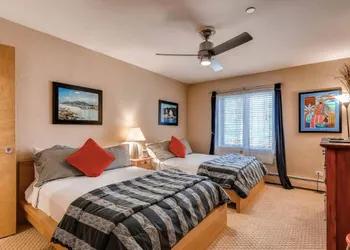 Room in the heart of lions head walk to ski lifts 2 queen beds hotel thumbnail 2