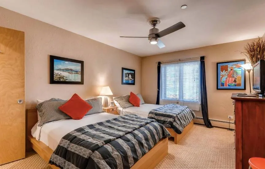 Room in the heart of lions head walk to ski lifts 2 queen beds hotel detail image 2
