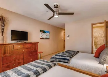 Room in the heart of lions head walk to ski lifts 2 queen beds hotel thumbnail 3