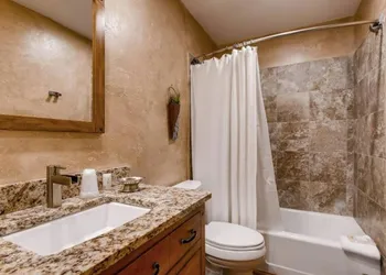 Room in the heart of lions head walk to ski lifts 2 queen beds hotel thumbnail 5