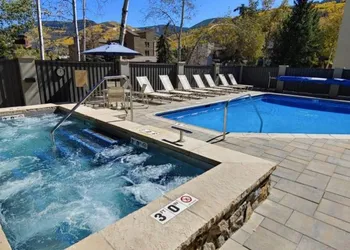Room in the heart of lions head walk to ski lifts 2 queen beds hotel thumbnail 6