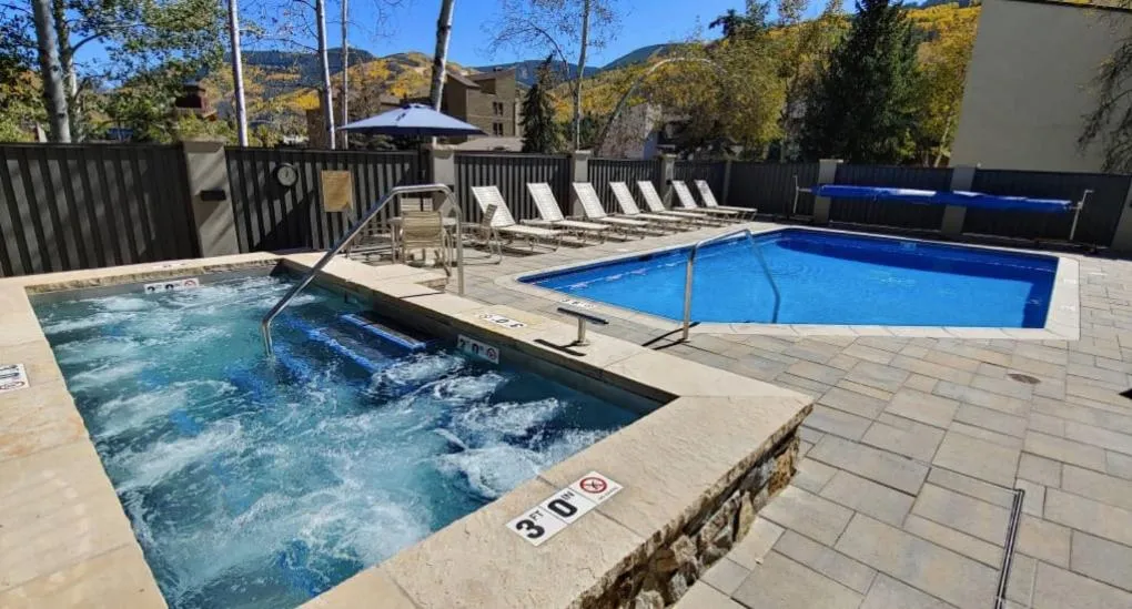 Room in the heart of lions head walk to ski lifts 2 queen beds hotel detail image 6