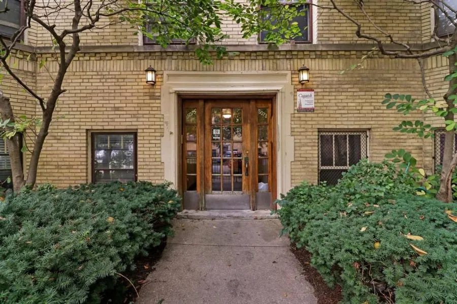 Quiet Spacious 2BR Apt walk to Train near Shops - Wolcott 3 hotel detail image 2