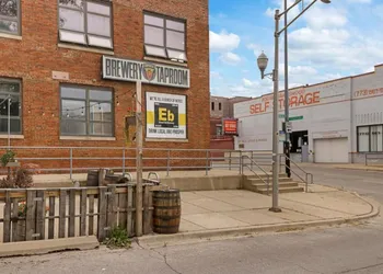 Quiet Spacious 2BR Apt walk to Train near Shops - Wolcott 3 hotel thumbnail 5