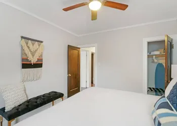 Quiet Spacious 2BR Apt walk to Train near Shops - Wolcott 3 hotel thumbnail 8