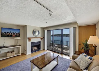 235 Edgewater Inn hotel thumbnail 4