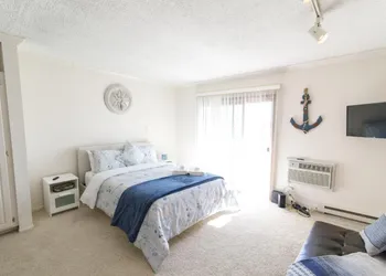 Resort Style Living in Marina Del Rey & Venice Studio hotel thumbnail 4