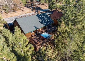 TREE TOP LODGE - Close to Lake and Slopes hotel thumbnail 4