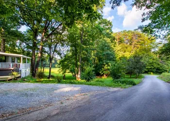 Hopp On Inn Secluded 3BR Home hotel thumbnail 3