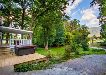Hopp On Inn Secluded 3BR Home hotel thumbnail 7