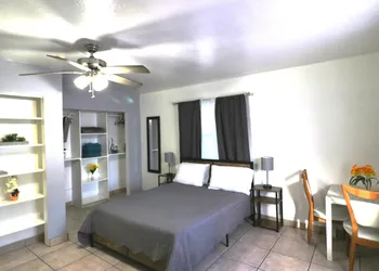 Hallandale Beach Motel with Free Parking and Full Kitchen ! No extra fees! Accepting CASH! hotel thumbnail 2