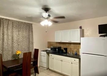 Hallandale Beach Motel with Free Parking and Full Kitchen ! No extra fees! Accepting CASH! hotel thumbnail 7