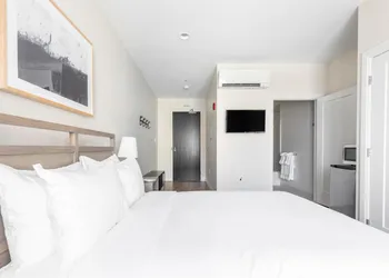 Furnished Studio in Newton Near MBTA Parks hotel thumbnail 6