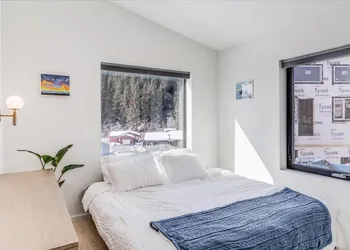 Alagnaq Inn Panoramic Views Modern Retreat hotel thumbnail 7