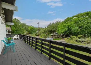 Quiet Mid Century Modern Retreat with Patio and Yard by Lodgewell hotel thumbnail 5