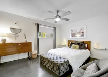 Quiet Mid Century Modern Retreat with Patio and Yard by Lodgewell hotel thumbnail 7