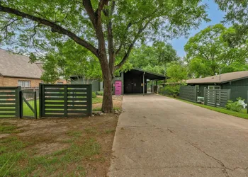 Sunny Mid Century Modern with Parking Patio and Fenced Yard by Lodgewell hotel thumbnail 3