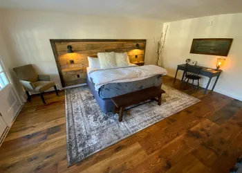 Farm Road Estate - Inn Room 10 - Luxury King hotel thumbnail 7