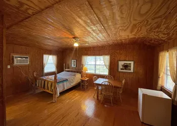 West 1077 Guest Ranch - Red Oak Room 5 hotel thumbnail 7