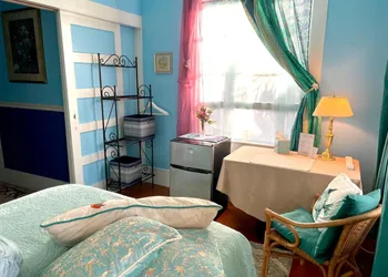 Guest Suites at Aloha Boutique Vegan B&B Inn - alcohol-free & smoke-free hotel thumbnail 2