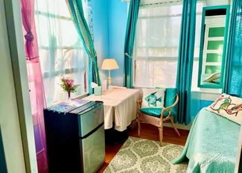Guest Suites at Aloha Boutique Vegan B&B Inn - alcohol-free & smoke-free hotel thumbnail 3