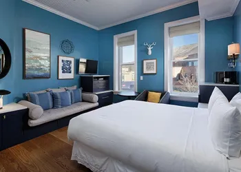 Independence Square 205 Stylish Hotel Room with AC Great Location in Aspen hotel thumbnail 5