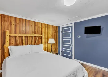Eagles Nest Motel Unit 6 hotel thumbnail 4