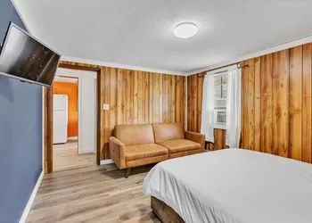 Eagles Nest Motel Unit 6 hotel thumbnail 5
