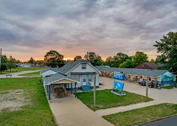 Eagles Nest Motel Unit 2 hotel thumbnail 4